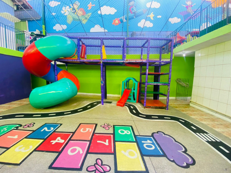 Pátio infantil com brinquedos grandes