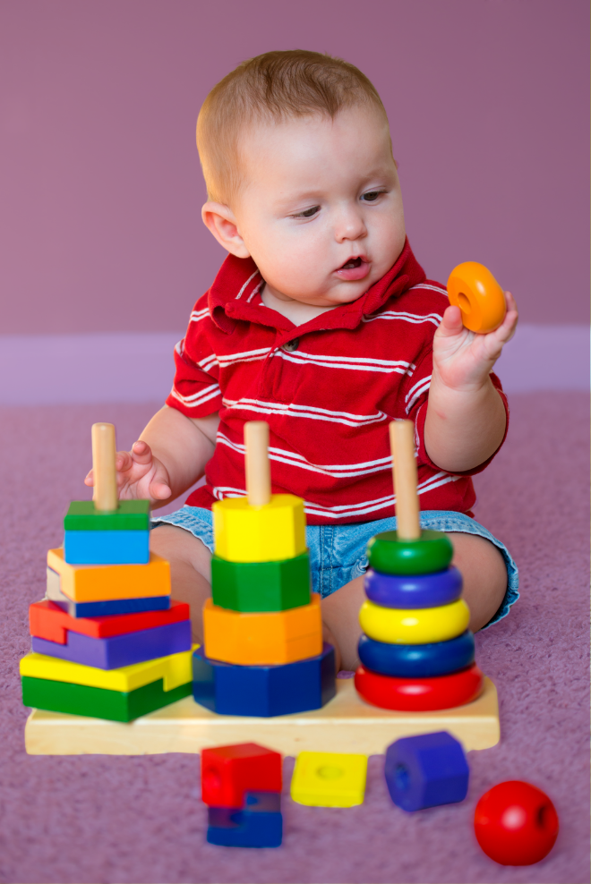 Bebê aprendendo cores e peças